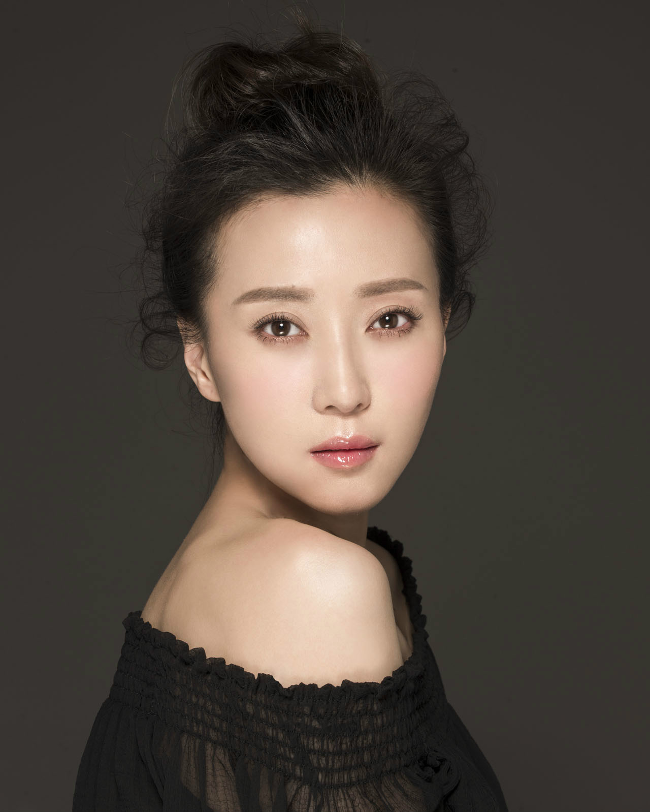  p>王泫伊,祖籍天津,出生地甘肃兰州,毕业于 a target="_blank" href=