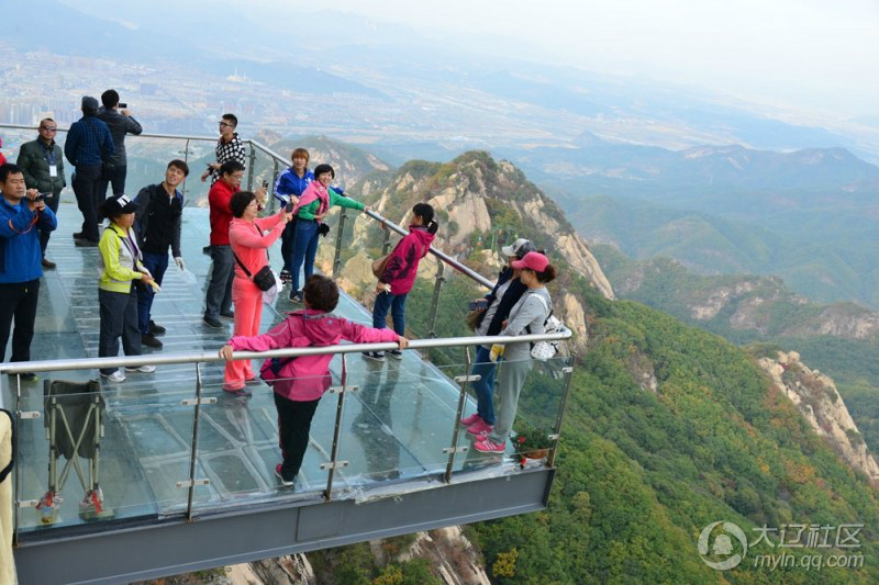 丹东凤凰山玻璃栈道(丹东凤凰山玻璃栈道视频)