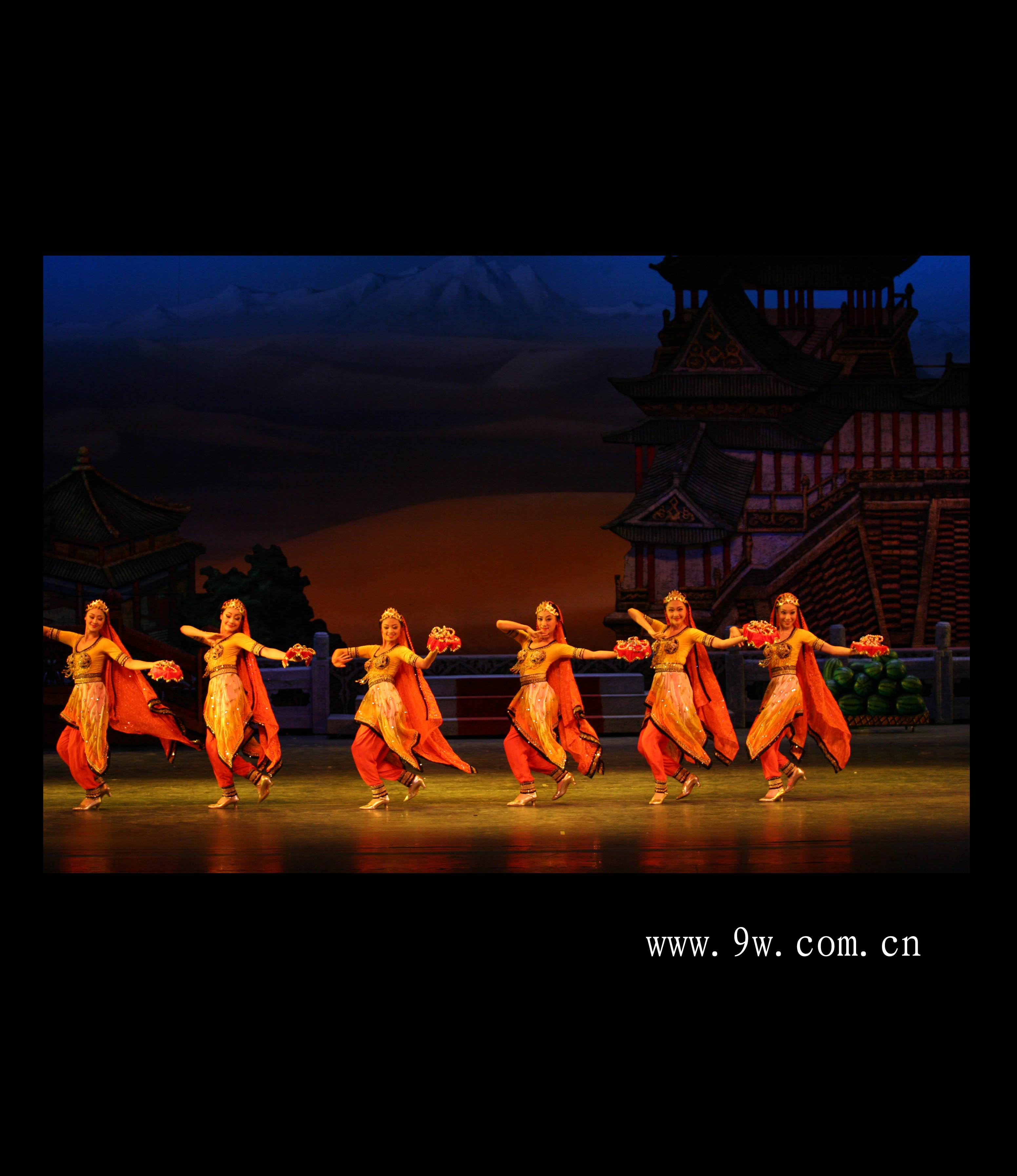  p>《丝路花雨》是中国自1979年起首演的大型民族舞剧,由《丝路花雨》