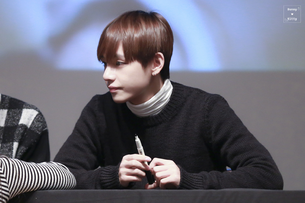 外文名:kim tae hyung),艺名v,1995年12月30日出生于韩国大邱