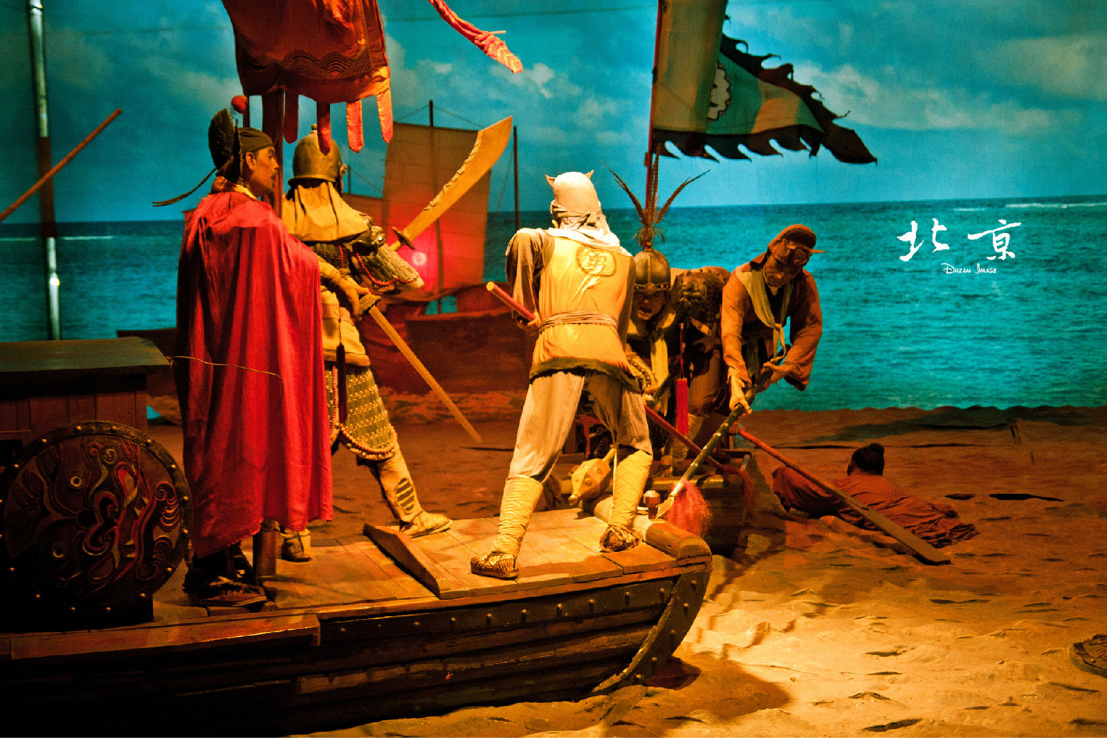  p>北京十三陵明皇蜡像宫(简称明皇宫)于1994年8月开业,是展示中国