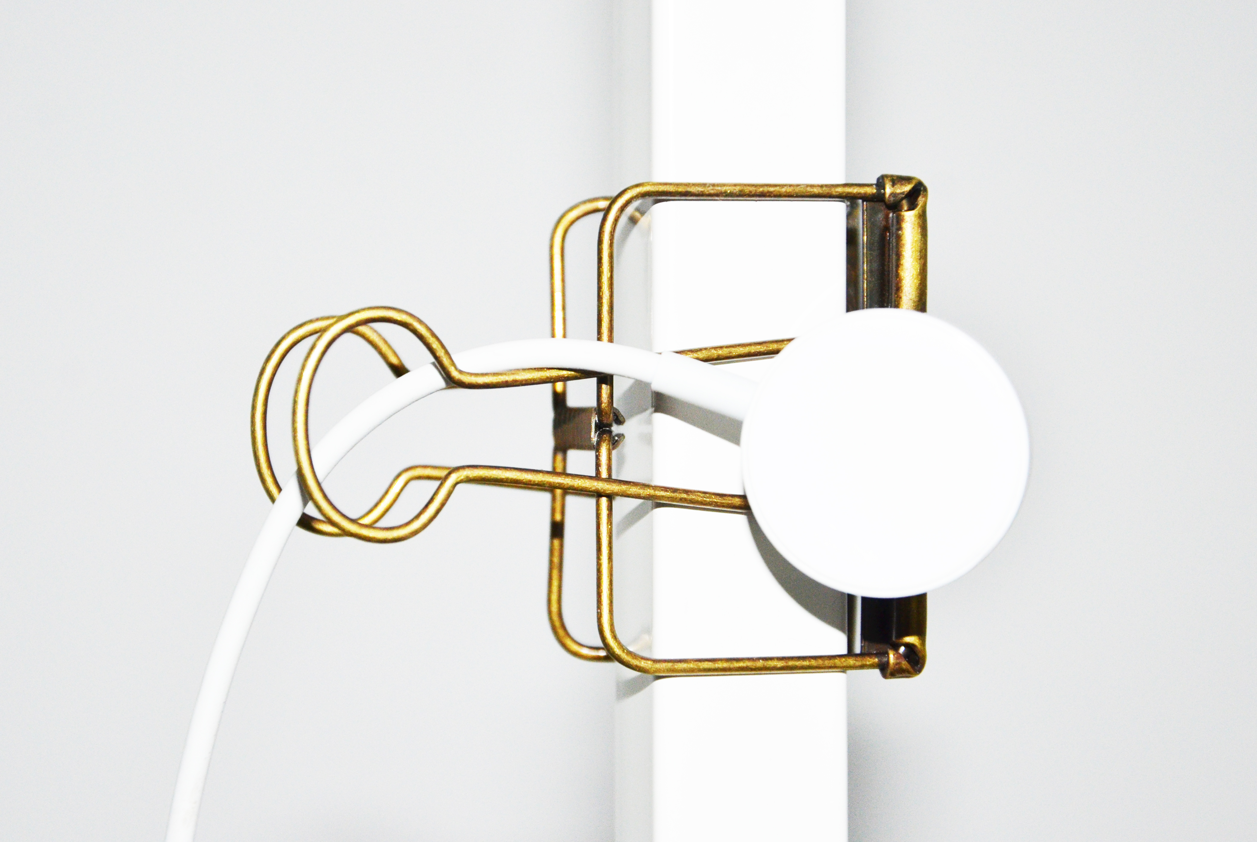  p>长尾夹是由金属制成的一种夹类文具,用于将一沓文件集合一体. /p>