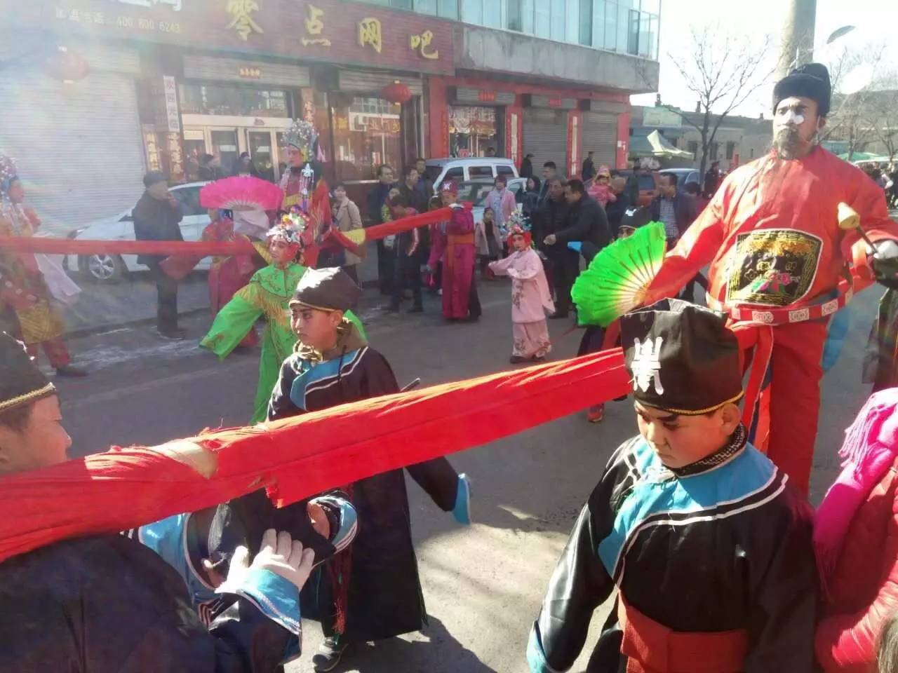 后又将传统背棍三叠罗汉固定于龙背,龙尾系操纵绳,俯仰腾飞,啸吟