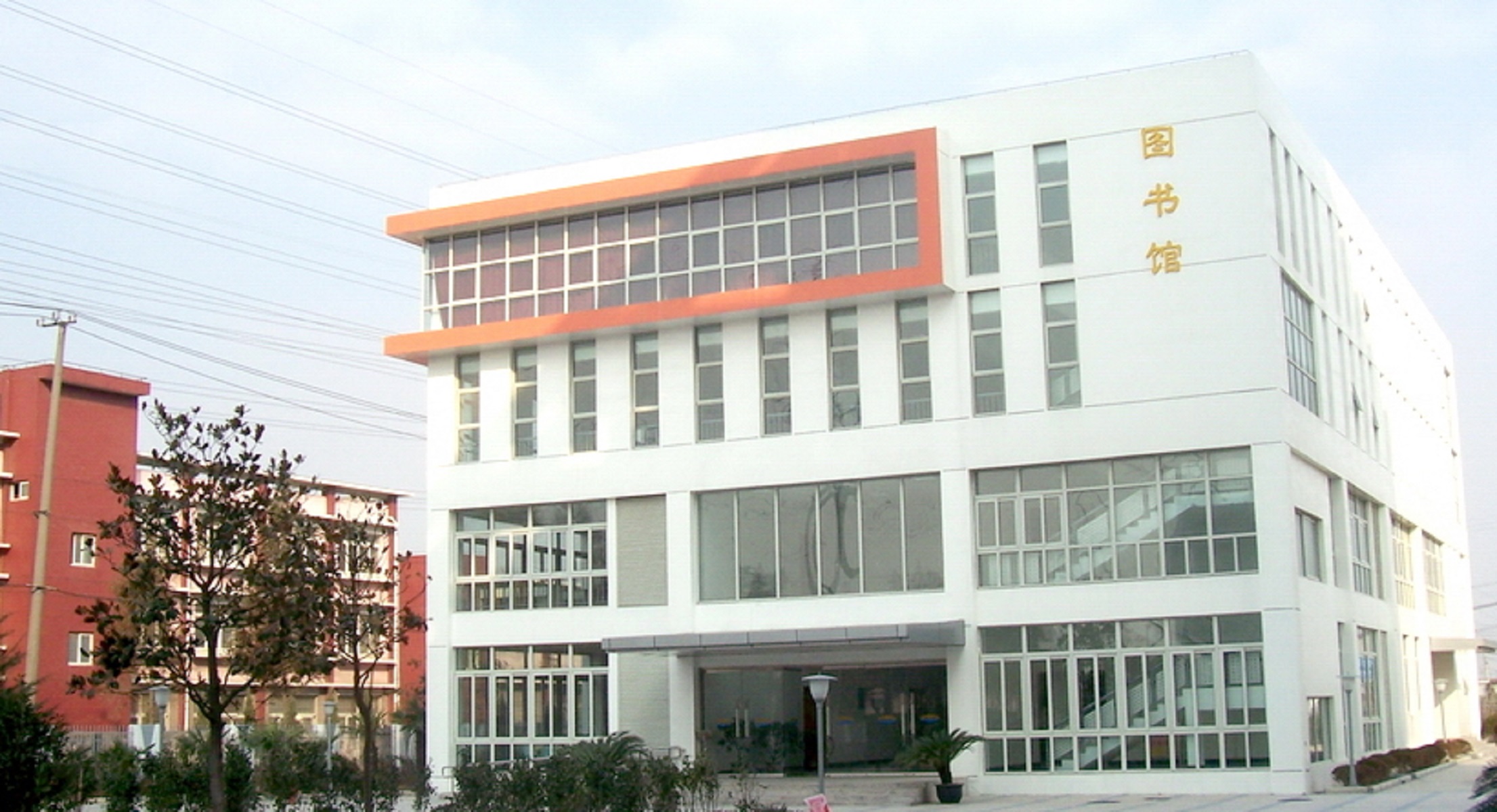  p>上海民远职业技术学院(以下简称民远学院),位于上海市,是纳入国家