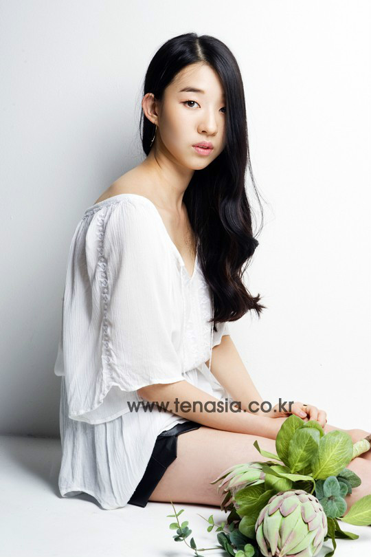 ,1994年11月24日出生于韩国庆尚南道巨济市,韩国女演员