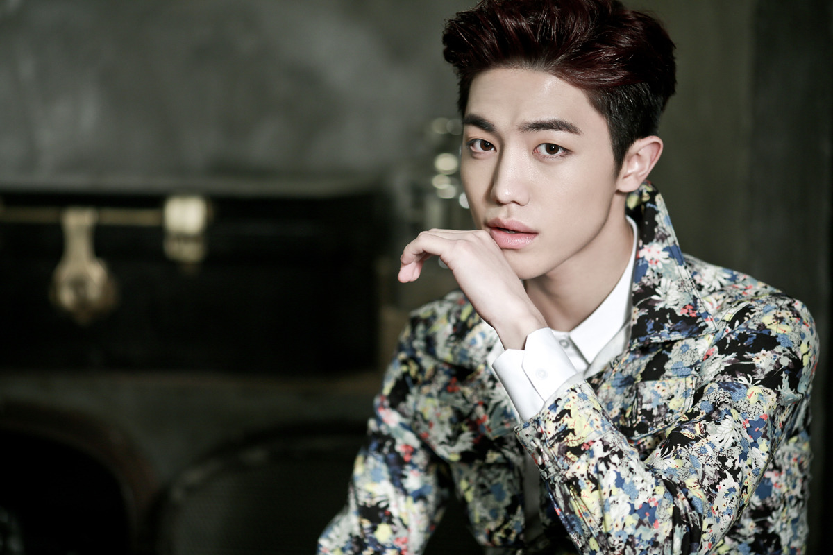 乔(yeongjo),黄正夏(jungha),赵允厚(yoonhu),陈成昊(seongho)5人组成