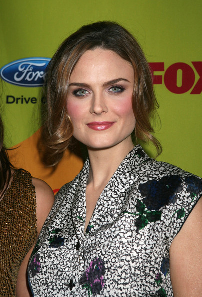  p>艾米丽·丹斯切尔 i>(emily deschanel) /i>,1976年10月11日出生于