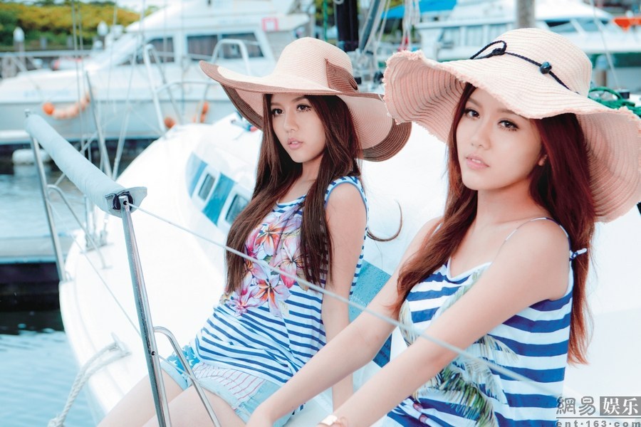 新加坡籍华语流行乐双胞胎女子组合,由姐姐 a target="_blank" href="
