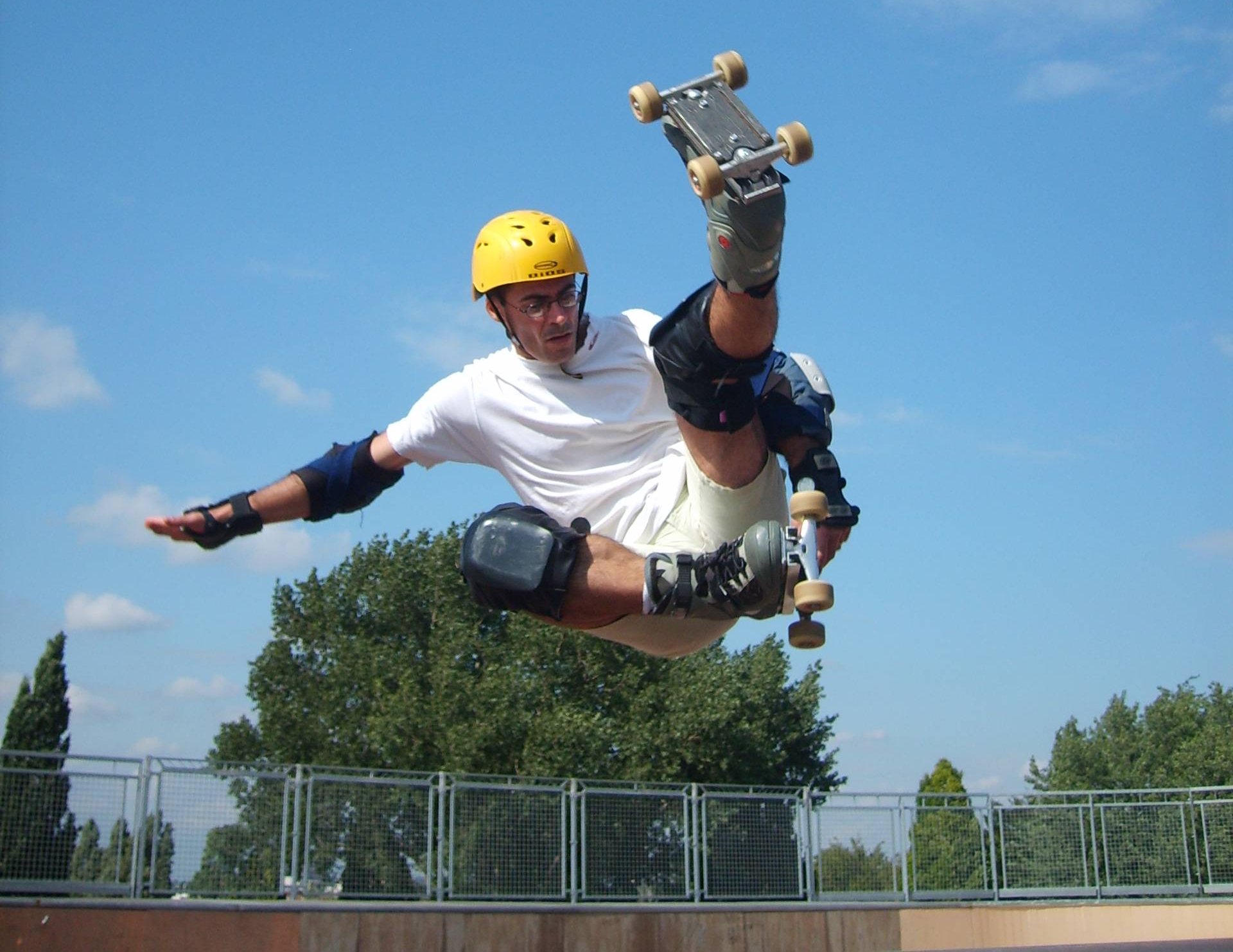  p>轮滑(roller skating),有很多汉化版本叫法,如旱冰,溜冰,滑冰,滚轴