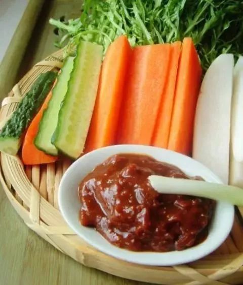 酱蘸萝卜