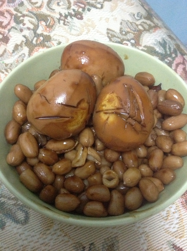  p>花生焖蛋是一道家常美食,主要食材为鸡蛋,花生仁等,调料为盐,姜等