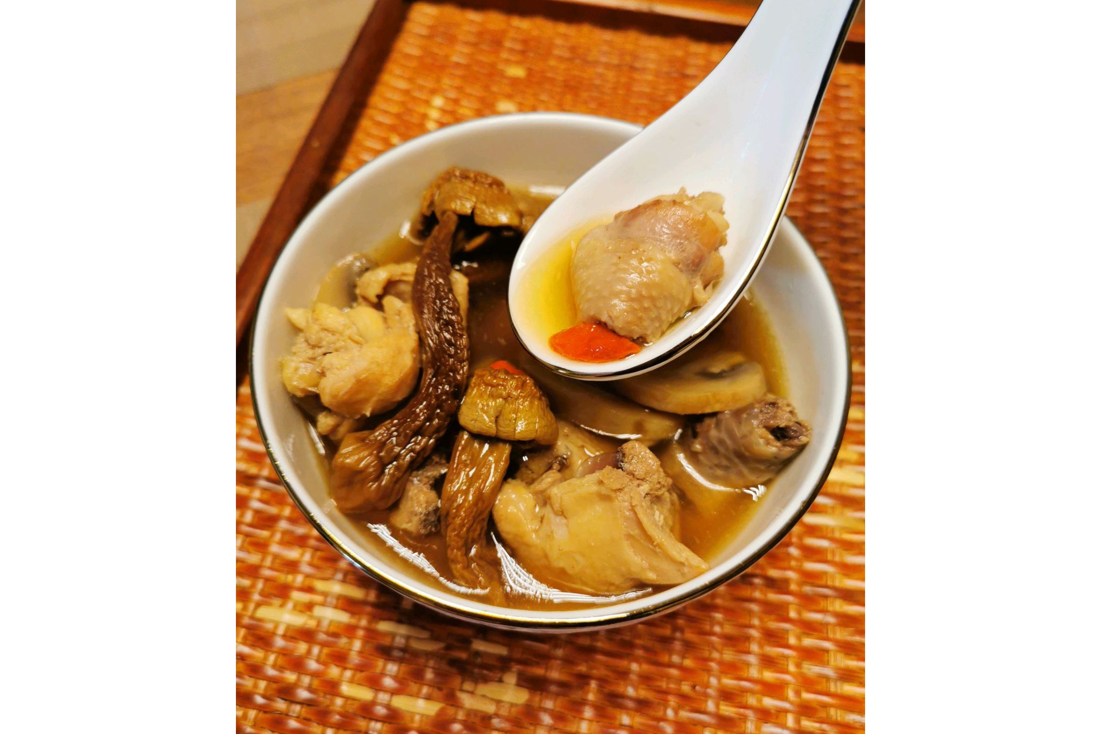 姬松茸老母鸡气锅汤