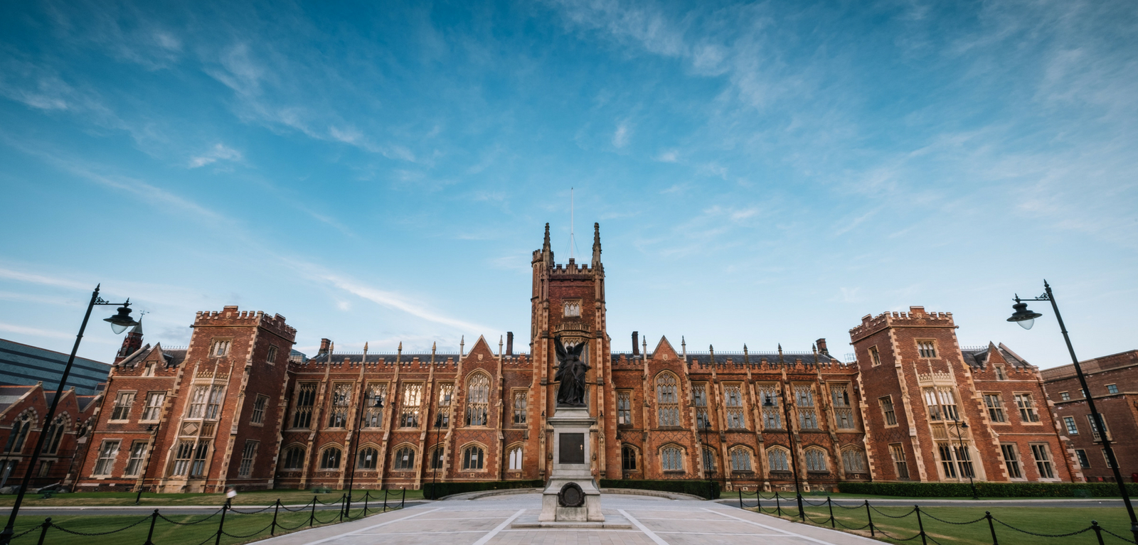 p>贝尔法斯特女王大学(queens university belfast)又称英国女王大学