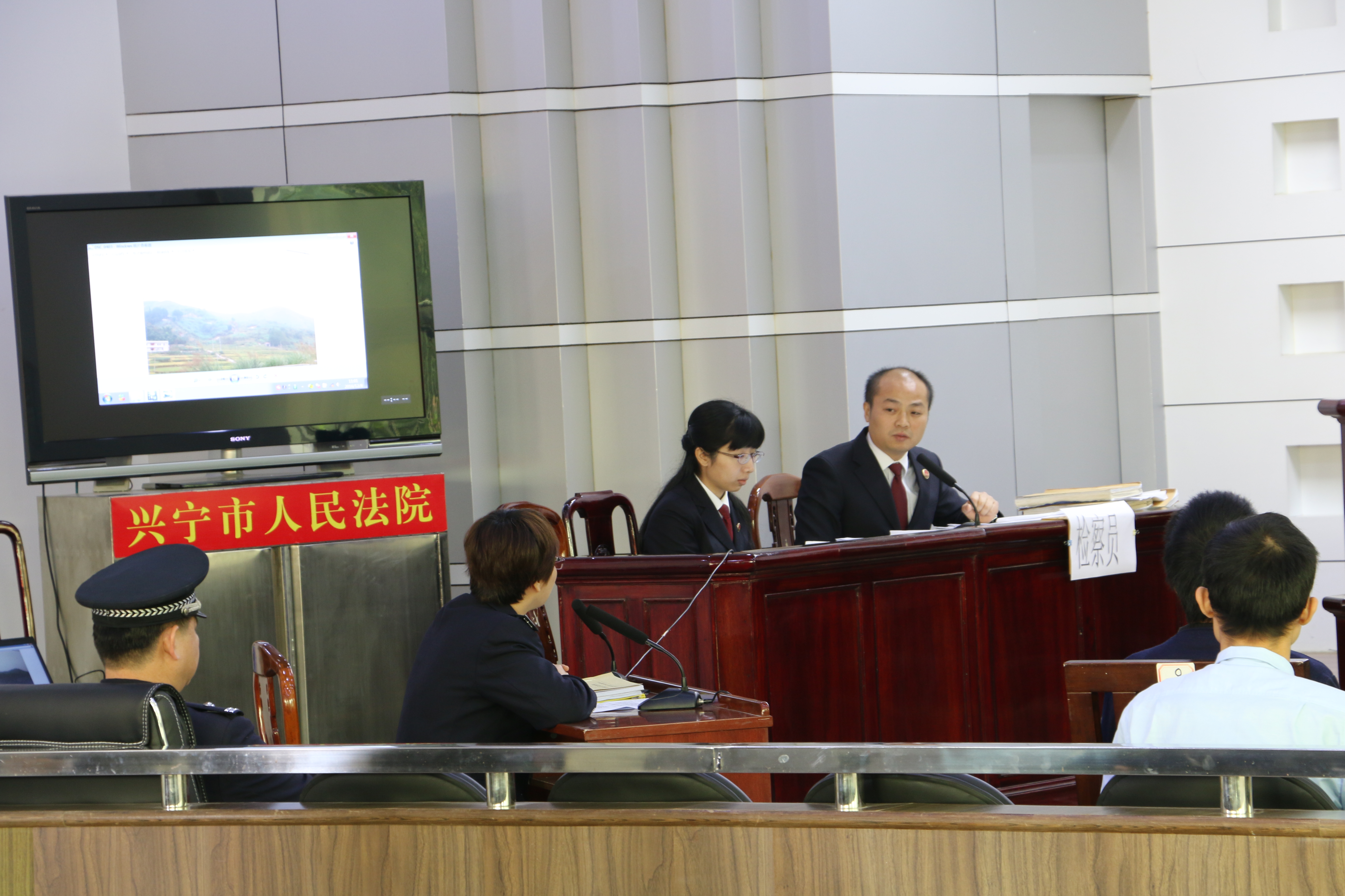  p data-id="gnax24lo3m">王晖,男,汉族,1980年5月出生,湖南省永兴县