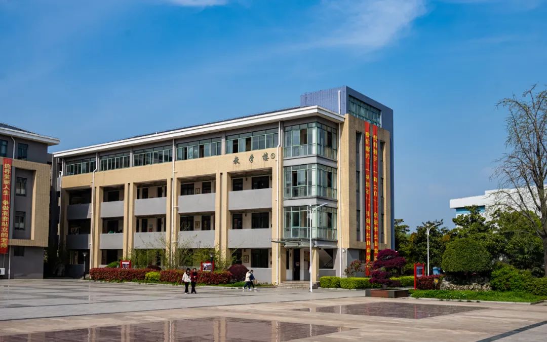 ="ref" data-ctrid="tbscmxqujbbr">宜兴市丁蜀高级中学创建于1938年