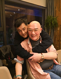 和好友演员王绘春于2018年