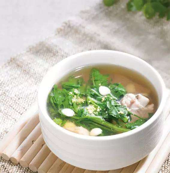  p>银鱼绿叶杜仲排骨汤是一道简单的药膳,主要原料是杜仲.