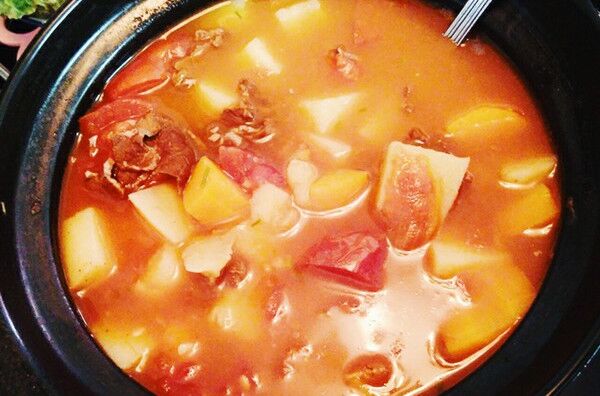  p>味噌马铃薯汤是一道以为马铃薯,红萝卜等为主料制作而成的美食.