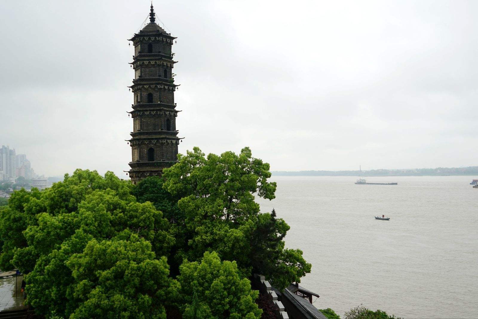  p data-id="tu3bk1bioujv">锁江楼塔,是江西九江的风水塔,又叫文峰塔