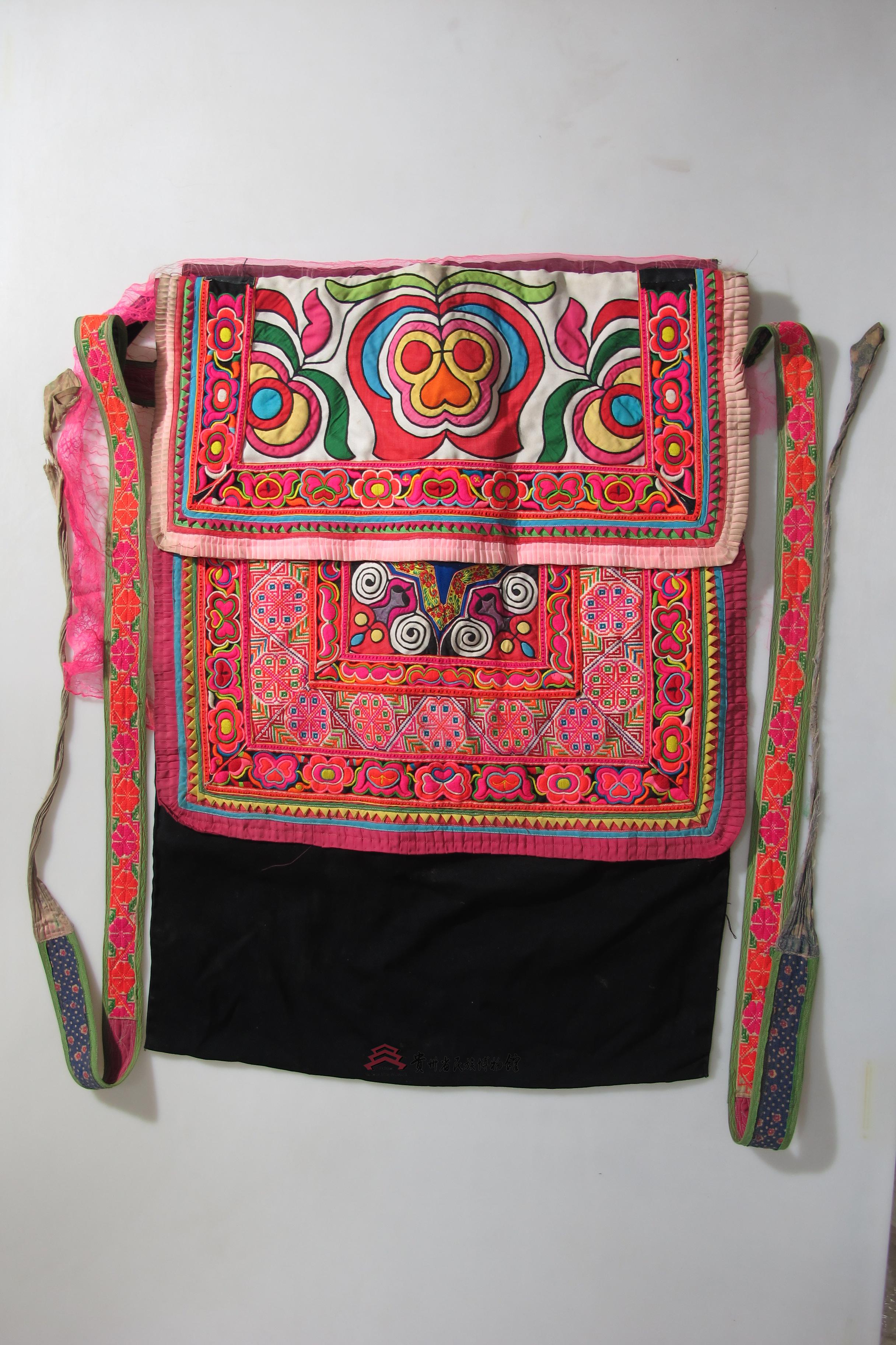 当代水城彝族彩布贴花虎纹背扇