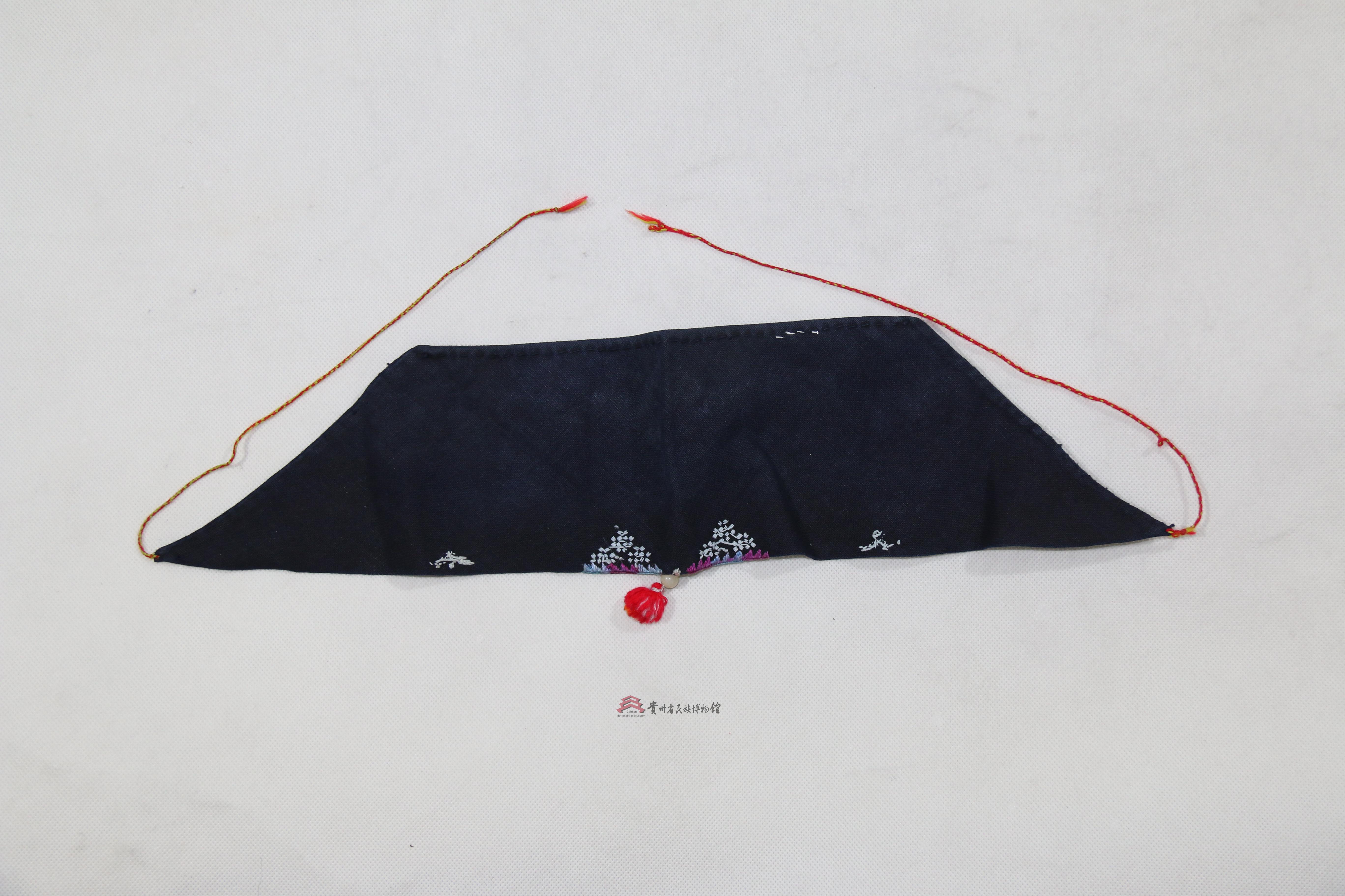 当代剑河苗族青布平绣花纹绒球头巾