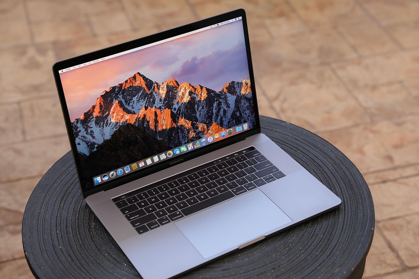 macbook pro(13 英寸,2017,四个thunderbolt 3 端口)