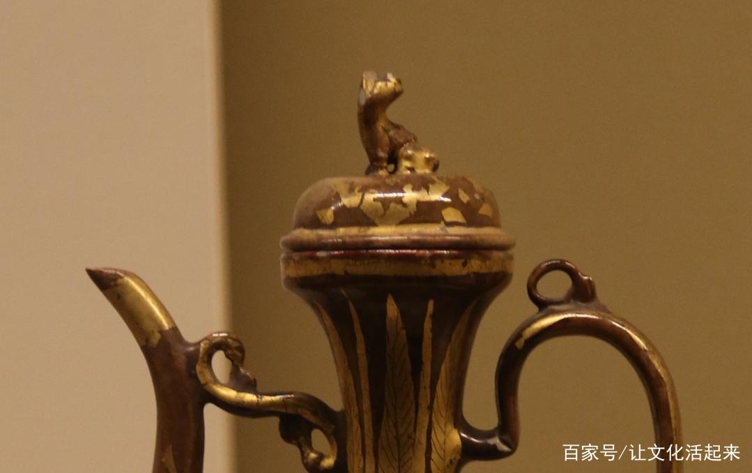 酱釉描金孔雀牡丹执壶∣ 沏一壶茶，静静地欣赏这把秀美的执壶_