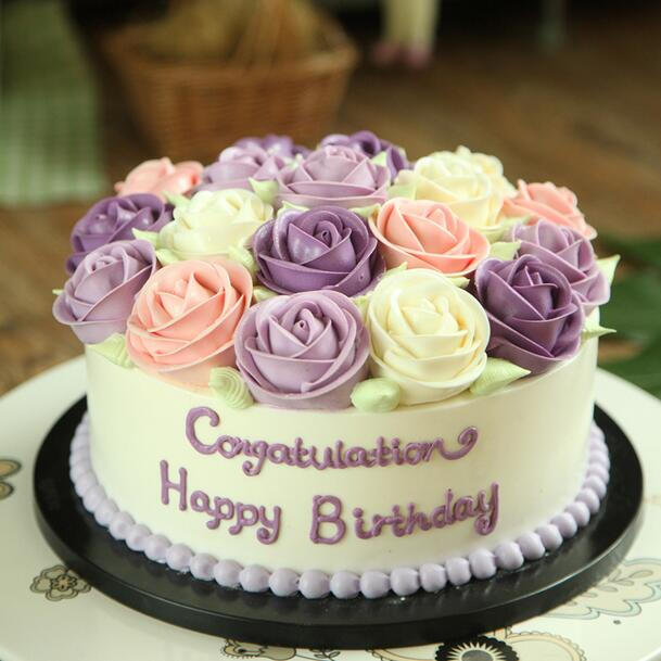  p>玫瑰花蛋糕是蛋糕的一大类别,蛋糕师用奶油制作出玫瑰花的造型置于