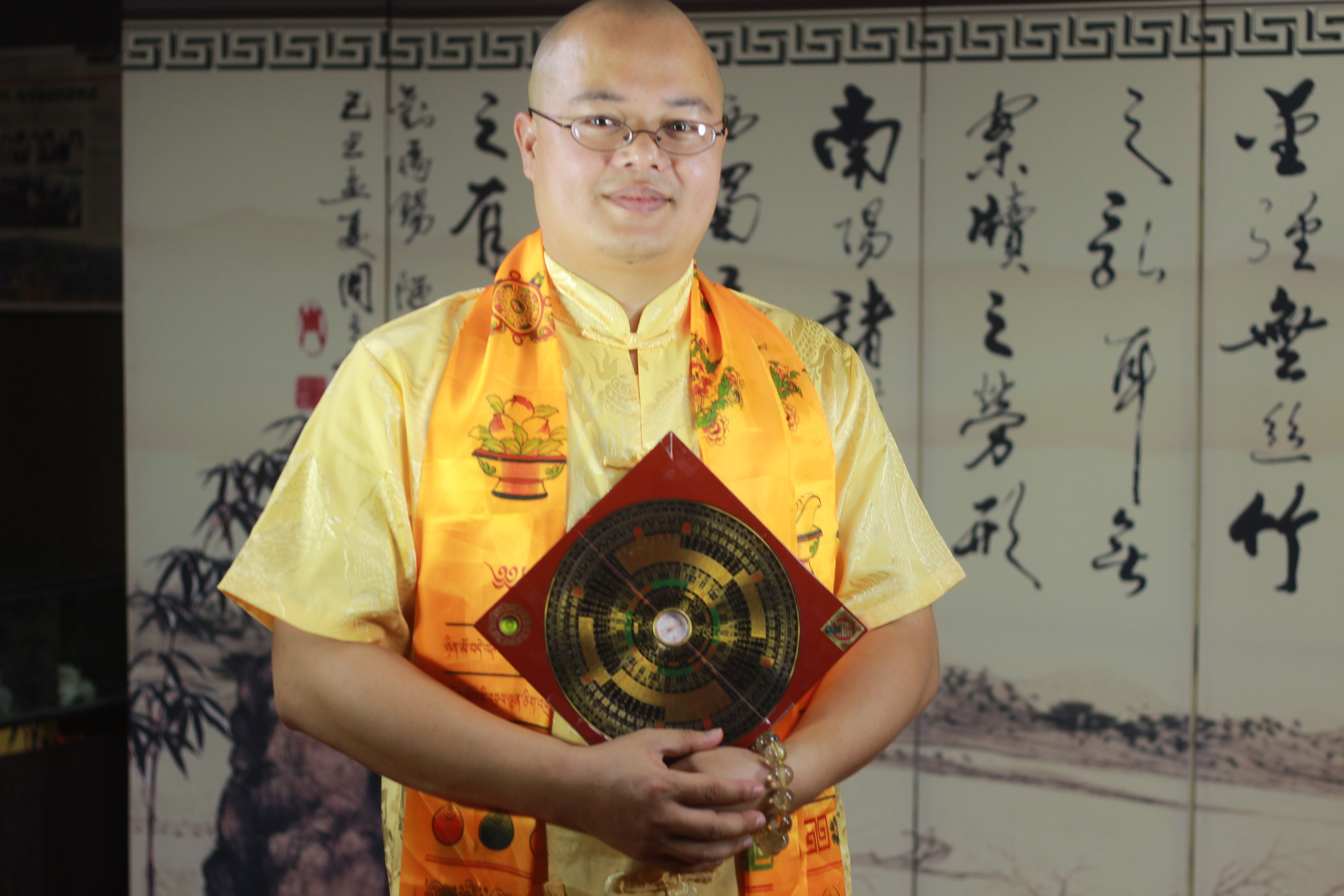 data-ctrid="1tuyhfoh">1 /sup>,中华(香港)易经协会首席风水师,广西