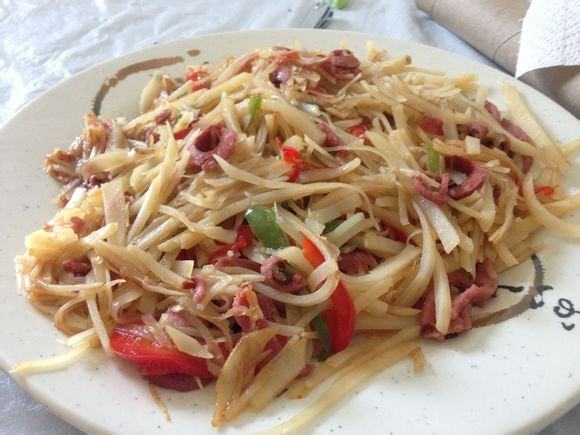 p>土豆丝炒香肠是一道简单的家常菜,制作原料主要有 a href="#" data