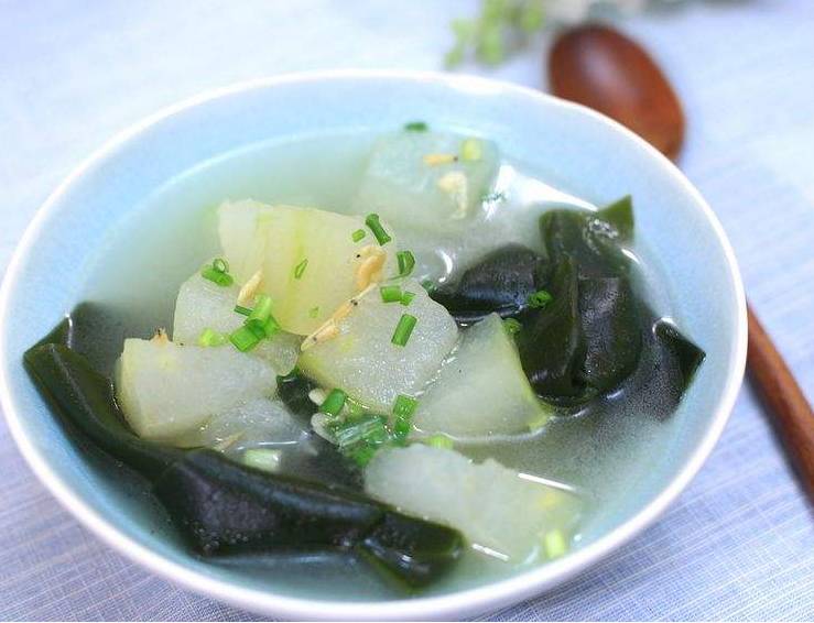  p>清肠胃热汤是一道广东省的特色传统名肴,属于粤菜系.