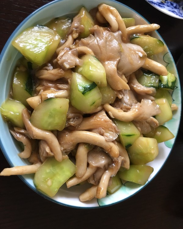  p>黄瓜炒蘑菇是一道清淡的素菜,味道很清新,且有助于减肥 /p>