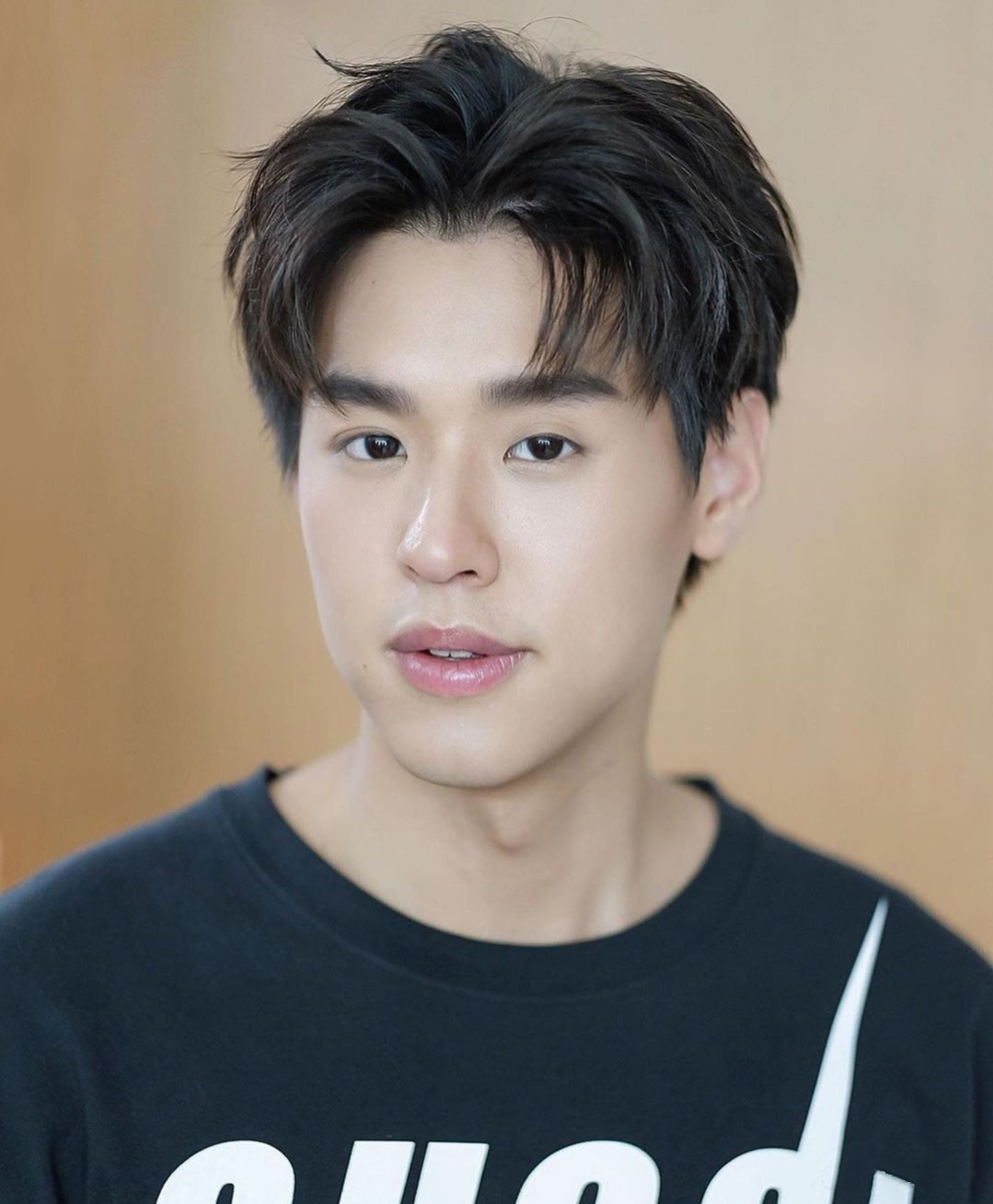 1nhjs">普提蓬·阿萨拉塔纳功(billkin),1999年10月8日出生于泰国曼谷