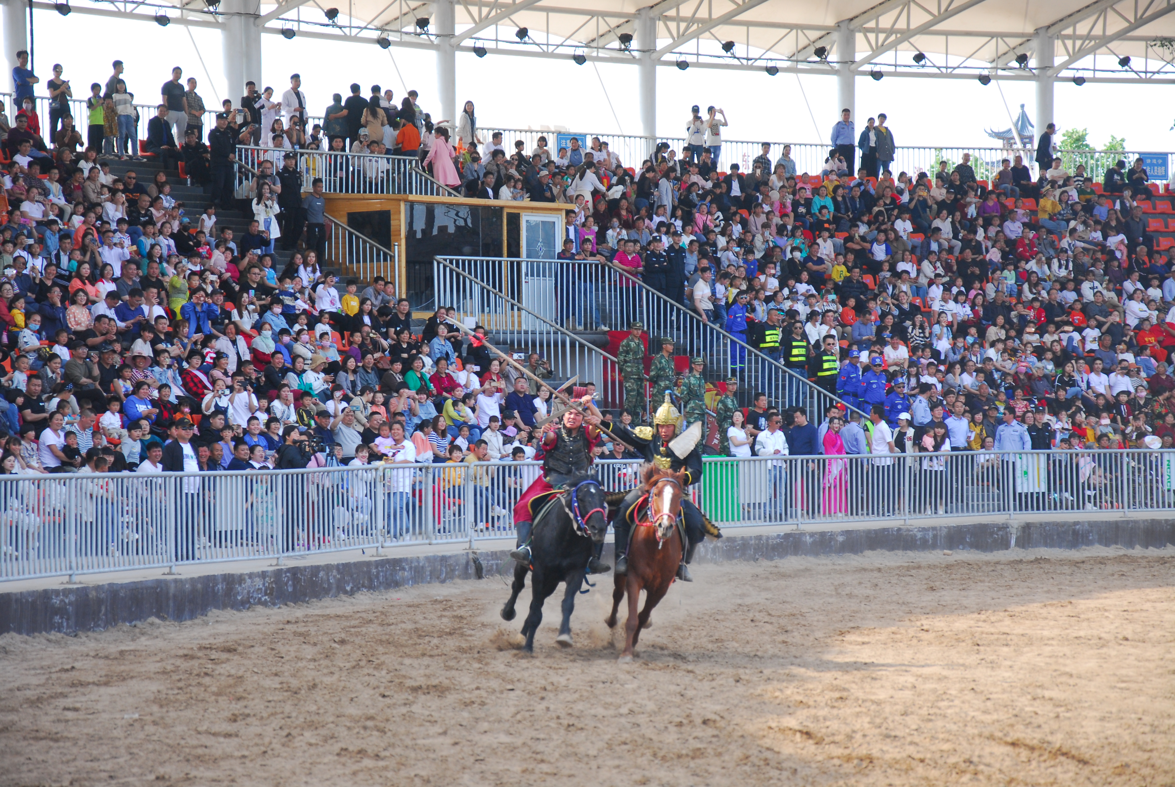  p>赵王欢乐城位于邯郸市广平县东湖公园南侧.