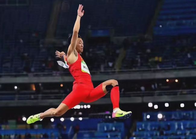 又称"急行跳远",是在助跑道上沿直线助跑,在跑进中用单脚起跳腾空