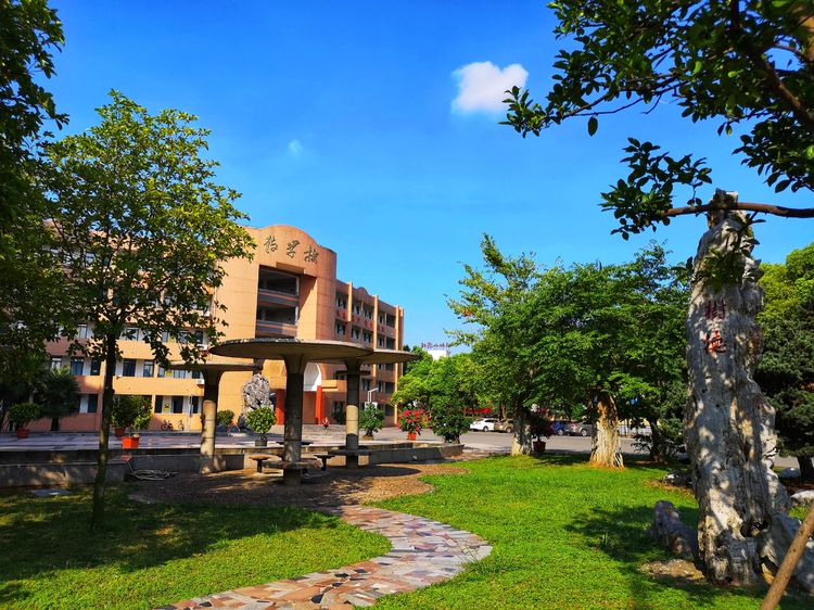 3 high school),简称铜陵三中,坐落于 a target="_blank" href="/item