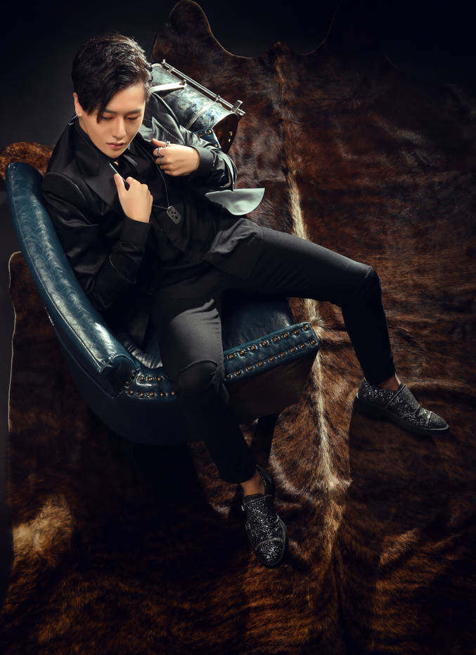 姜达赫,男,歌手,曾