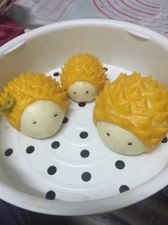  p>小刺猬豆沙包是一道以面粉,豆沙馅为主要食材制作的甜点. /p>