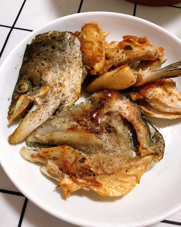  p data-id="gn7a01bn2j">盐烧三文鱼头是一道