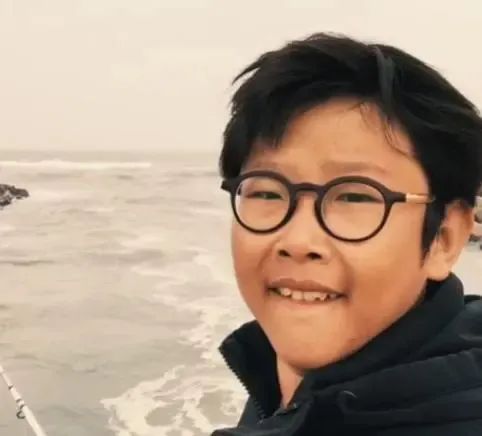 演员侯祥：9岁停止发育，年近40只能演孩子，娶美妻却被嘲像母子_百科TA说