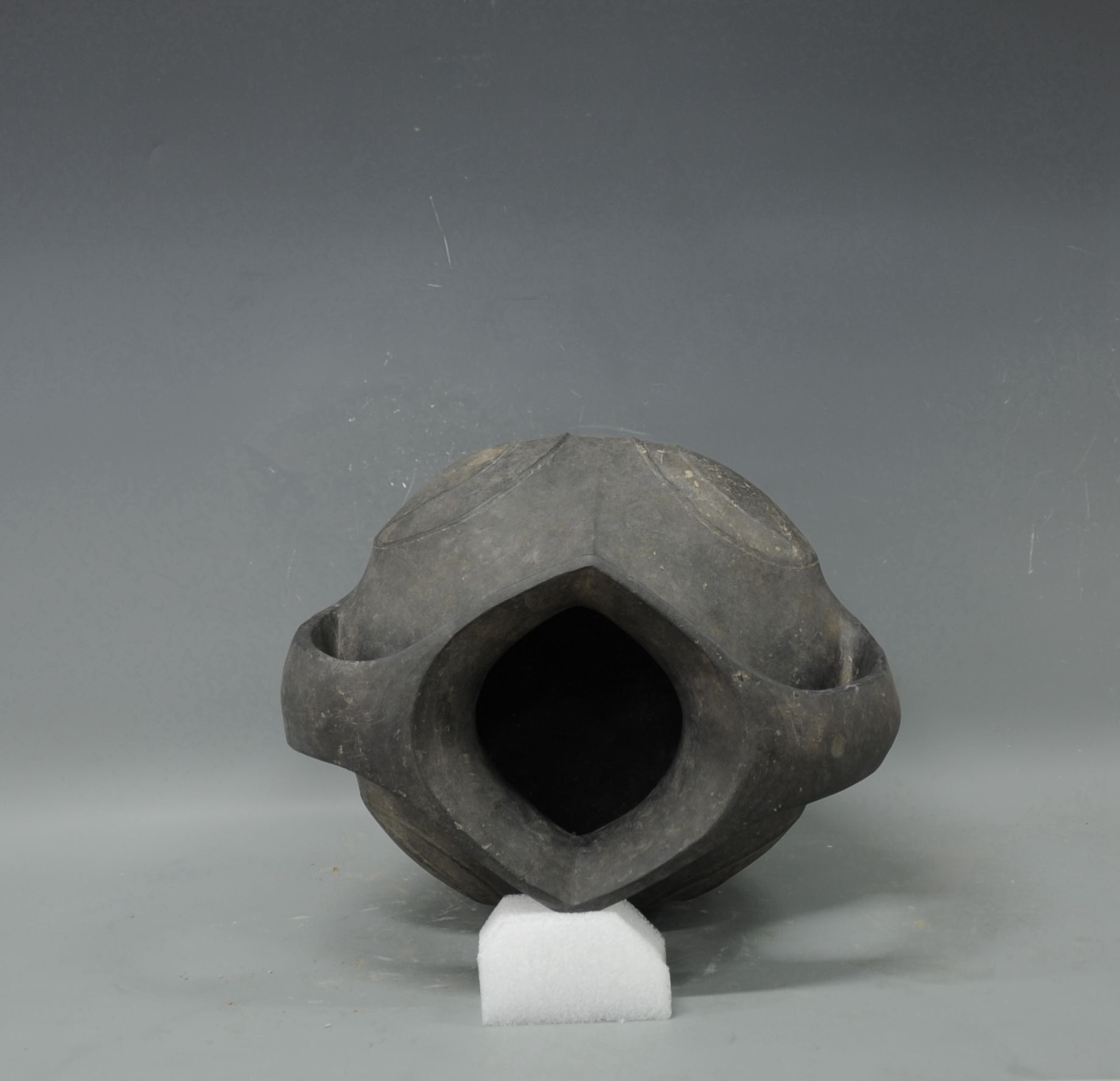 汉代黑陶双耳陶罐