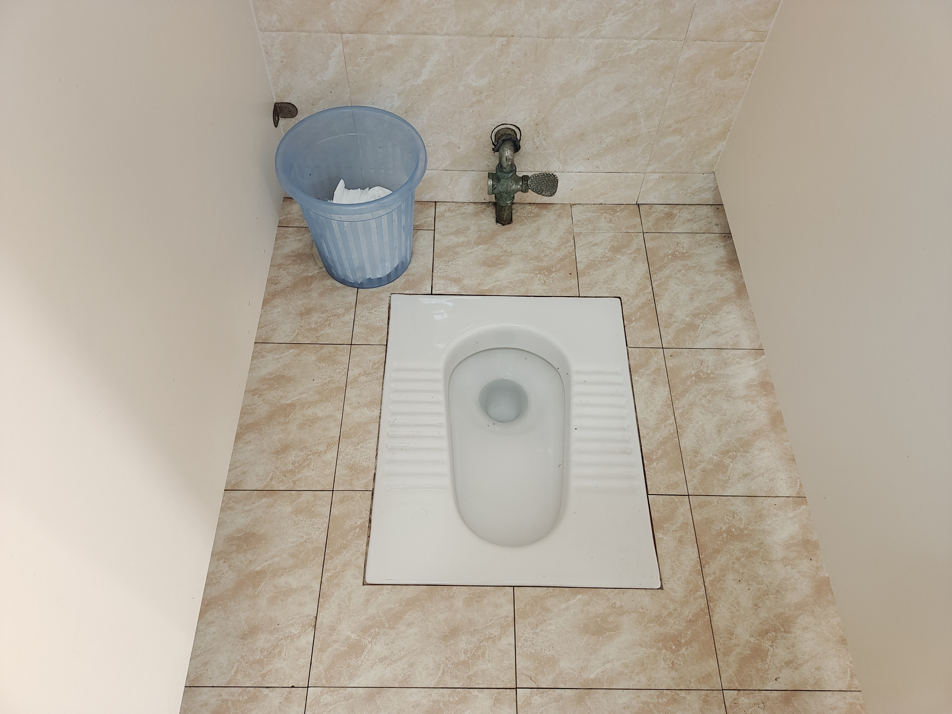 蹲便器是指使用时以人体取蹲式为特点的<a