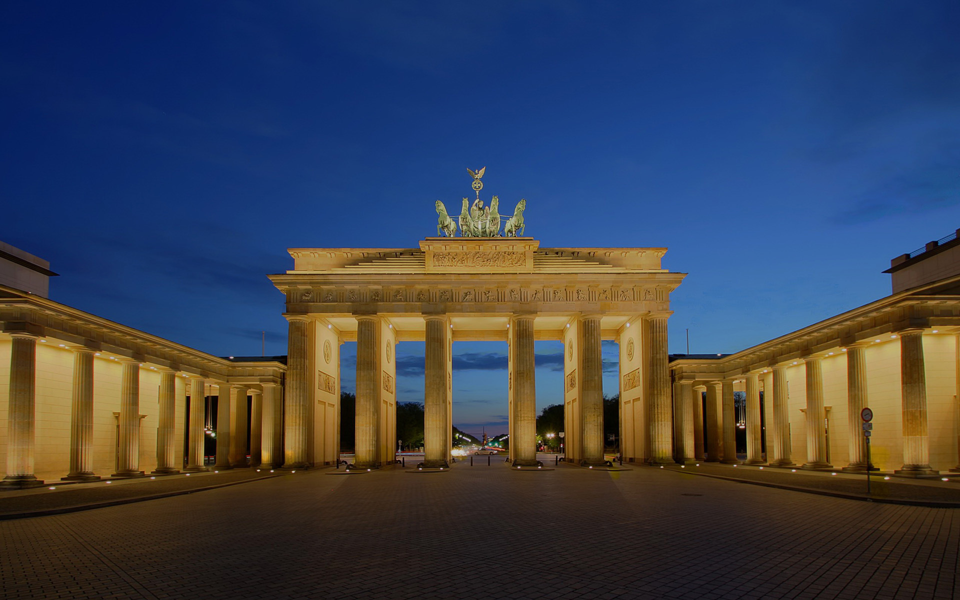  p>勃兰登堡门(德语:brandenburger tor;英语:brandenburg gate),位于
