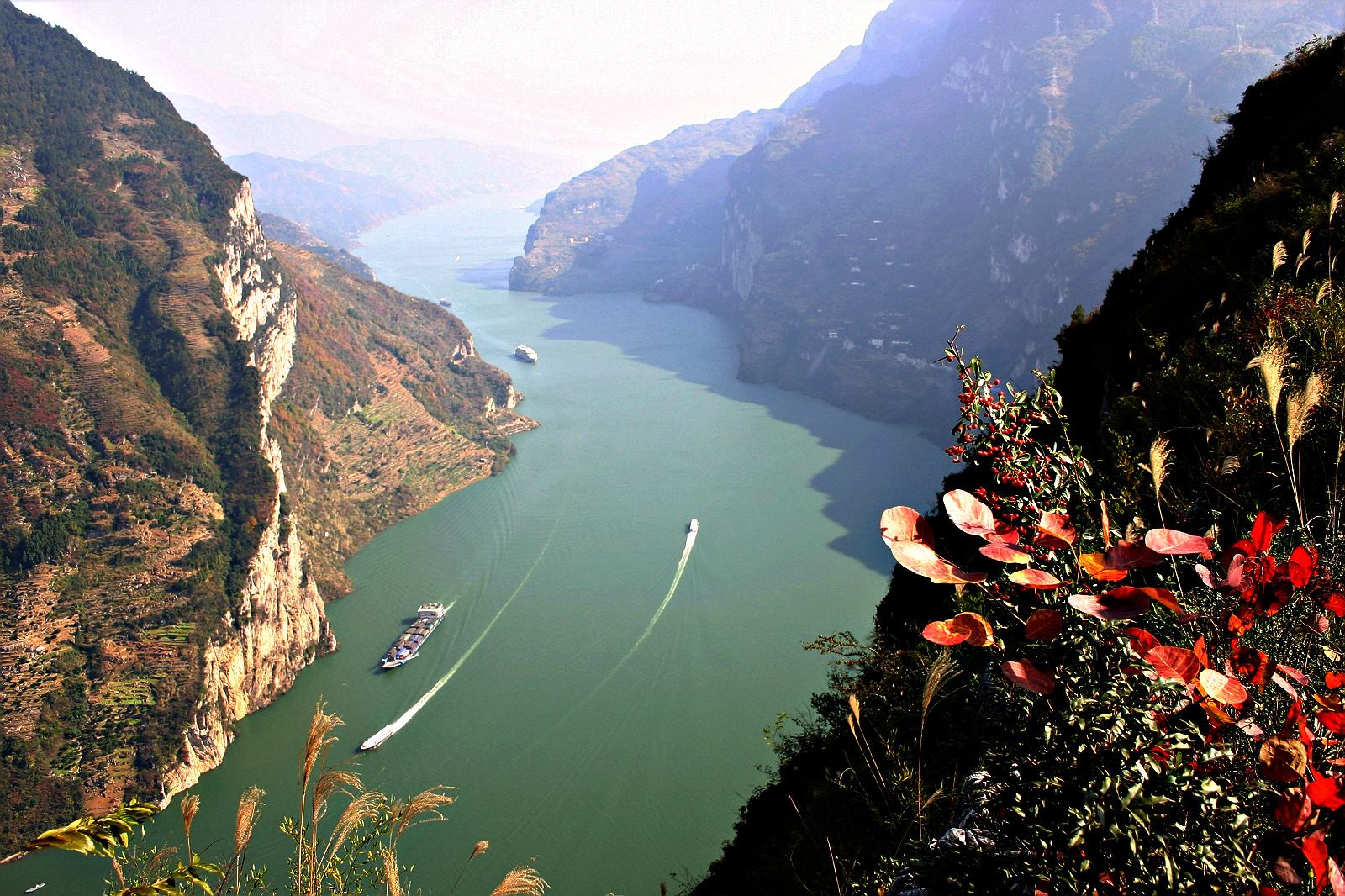 长江三峡最佳的旅游时间一般是在每年的三月份过后到十二月份都不错