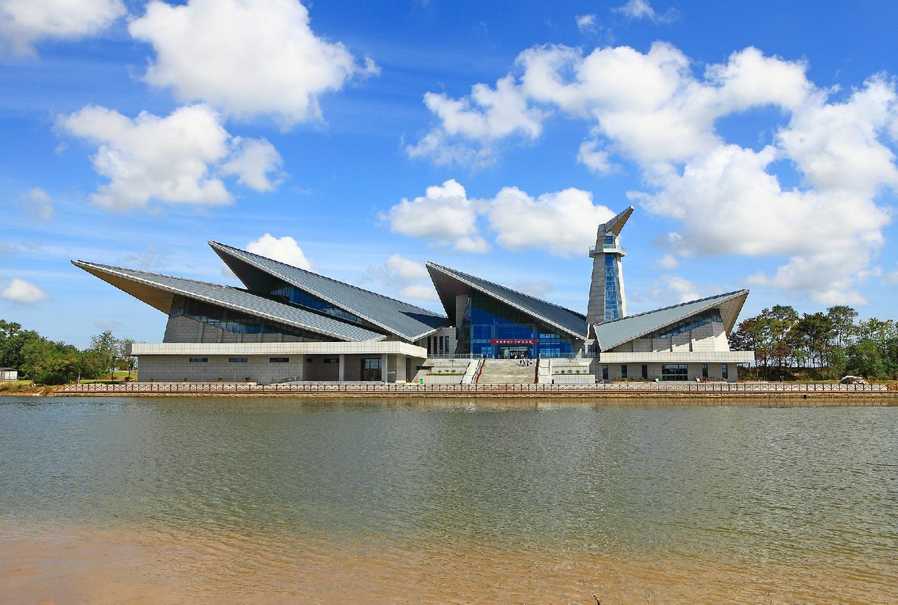  p data-id="gnbb37h1tu">中国丹顶鹤博物馆位于江苏盐城,世界上唯一