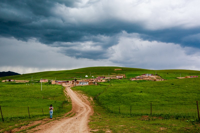  p>于甘肃夏河县城西南1公里处,是桑科乡达久滩("跑马滩"之意)草原的