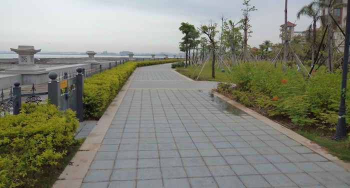  p>用块石,水泥混凝土块,缸砖或木块等块料经人工铺砌而成的路面.