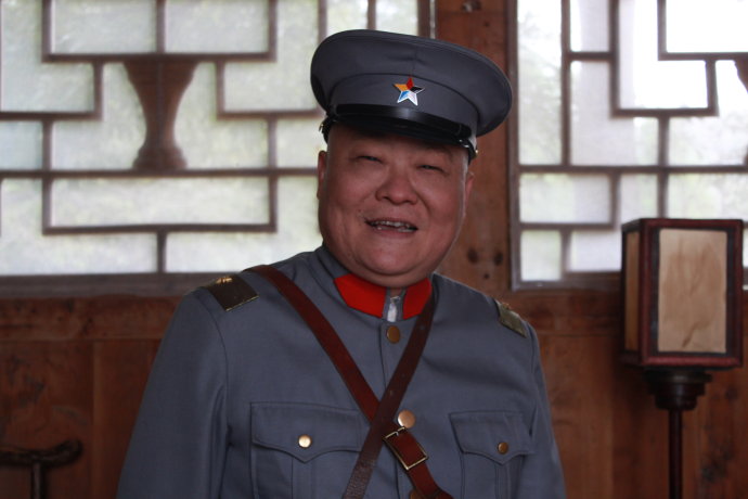  p data-id="gnwuknxiv7">湖南笑星碰碰胡,原名胡建林,中国影视演员.