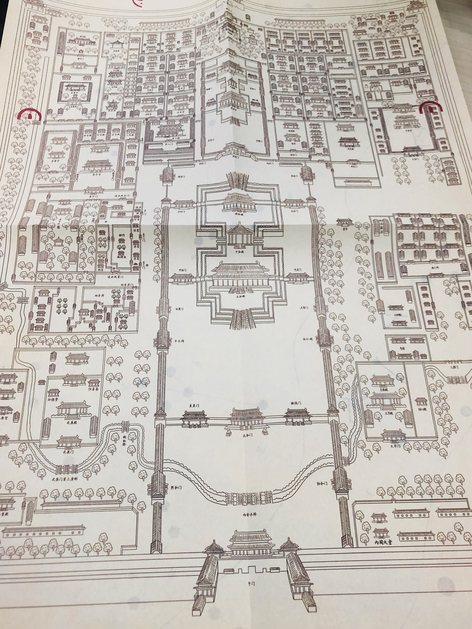  p>《谜宫·如意琳琅图籍》是故宫出版的首本创意互动解谜书籍类益智