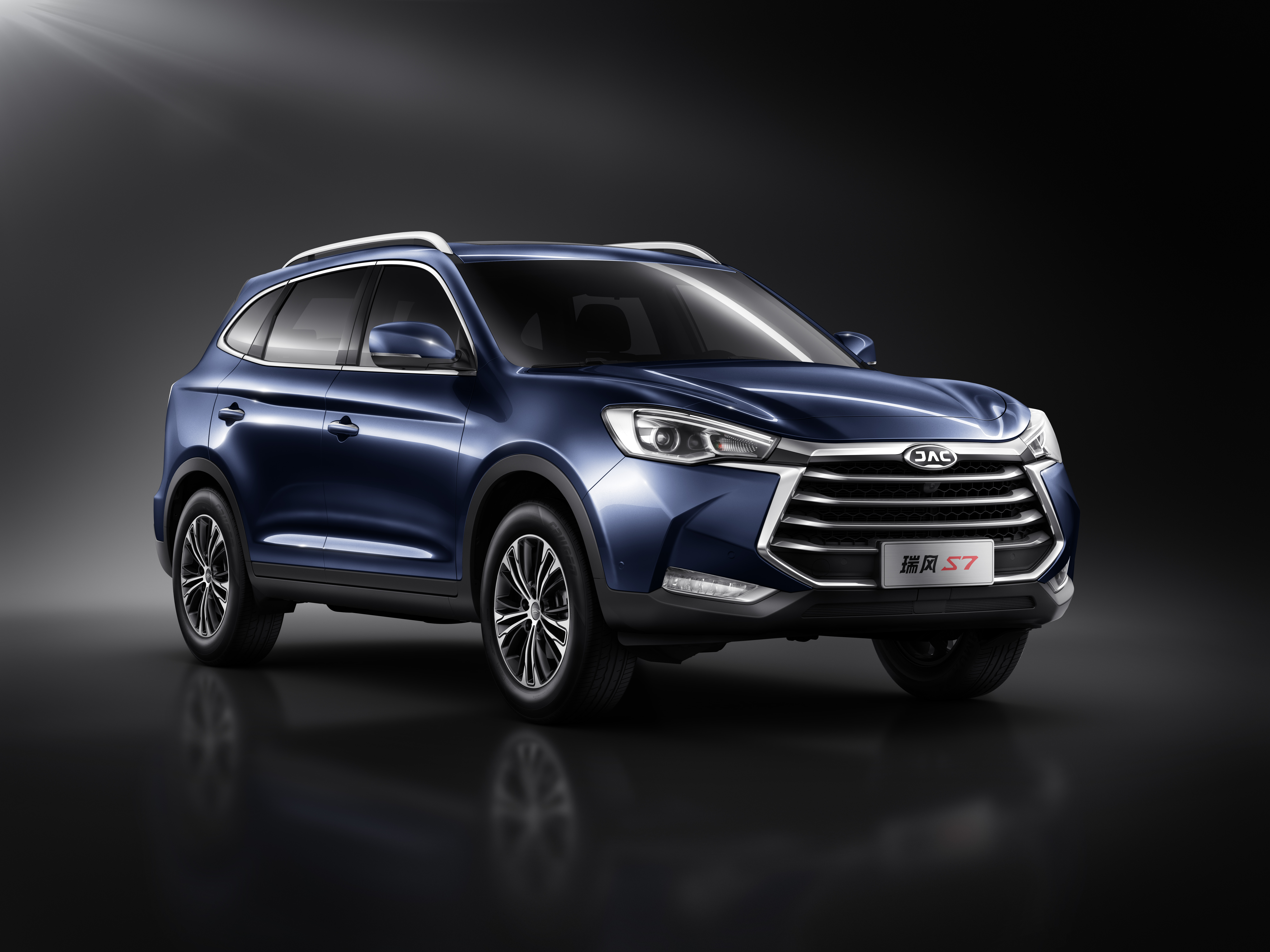 外观方面,瑞风s7采用了江淮家族式"宝瓶口"的进气格栅,搭配三条镀铬